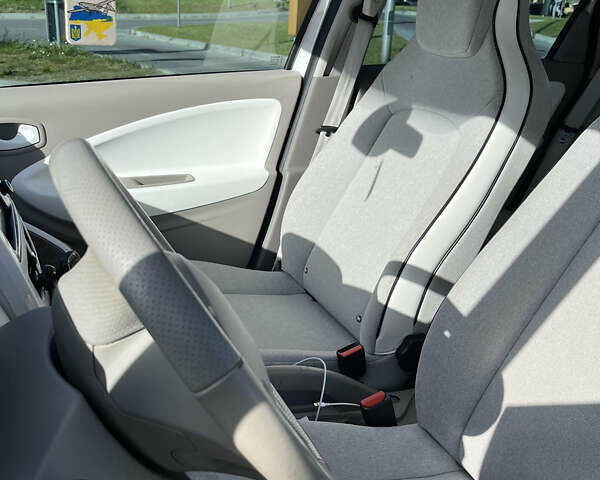 Белый Рено Зое, объемом двигателя 0 л и пробегом 61 тыс. км за 7900 $, фото 1 на Automoto.ua