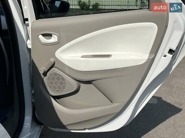 Белый Рено Зое, объемом двигателя 0 л и пробегом 195 тыс. км за 5999 $, фото 50 на Automoto.ua
