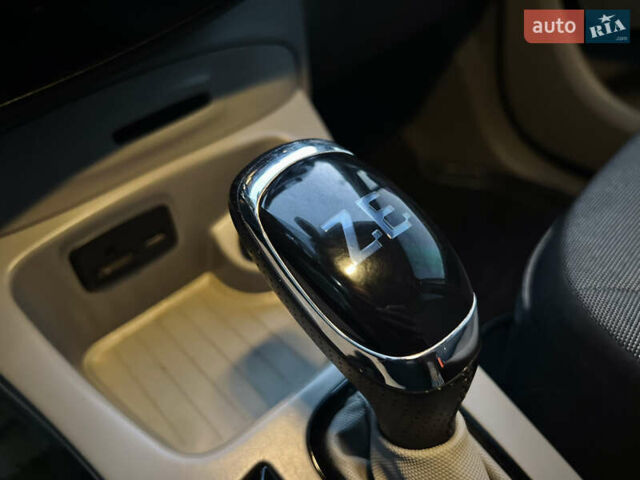 Белый Рено Зое, объемом двигателя 0 л и пробегом 127 тыс. км за 7150 $, фото 42 на Automoto.ua