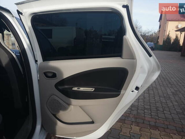 Белый Рено Зое, объемом двигателя 0 л и пробегом 86 тыс. км за 7200 $, фото 42 на Automoto.ua