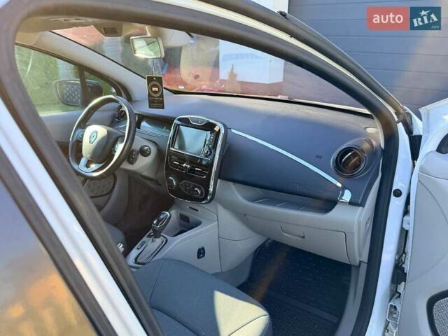 Белый Рено Зое, объемом двигателя 0 л и пробегом 106 тыс. км за 6250 $, фото 12 на Automoto.ua