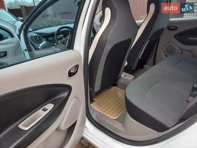 Белый Рено Зое, объемом двигателя 0 л и пробегом 110 тыс. км за 7000 $, фото 3 на Automoto.ua