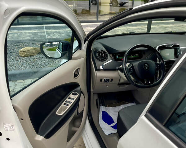 Белый Рено Зое, объемом двигателя 0 л и пробегом 124 тыс. км за 7000 $, фото 19 на Automoto.ua