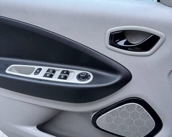 Білий Рено Зое, об'ємом двигуна 0 л та пробігом 124 тис. км за 6900 $, фото 12 на Automoto.ua