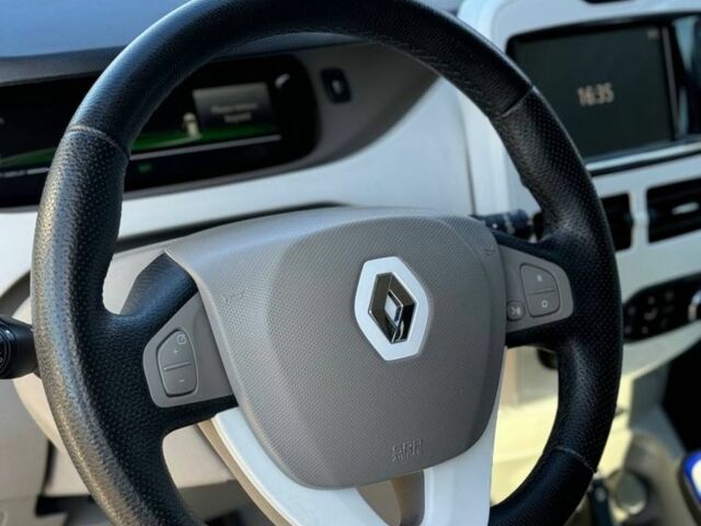 Белый Рено Зое, объемом двигателя 0 л и пробегом 98 тыс. км за 5250 $, фото 7 на Automoto.ua