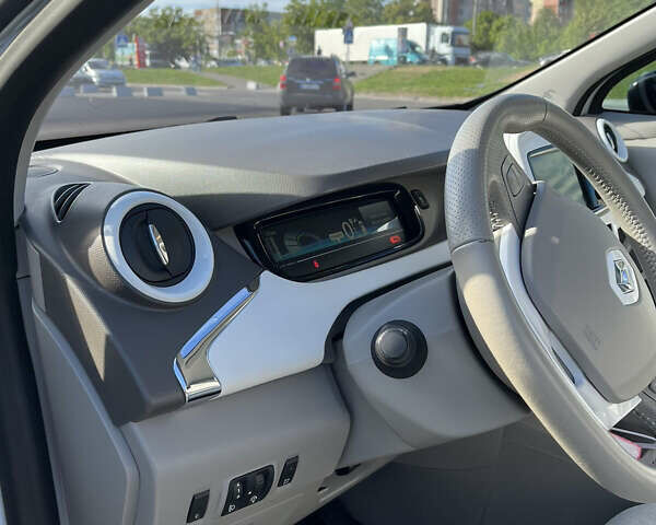 Белый Рено Зое, объемом двигателя 0 л и пробегом 61 тыс. км за 7900 $, фото 5 на Automoto.ua