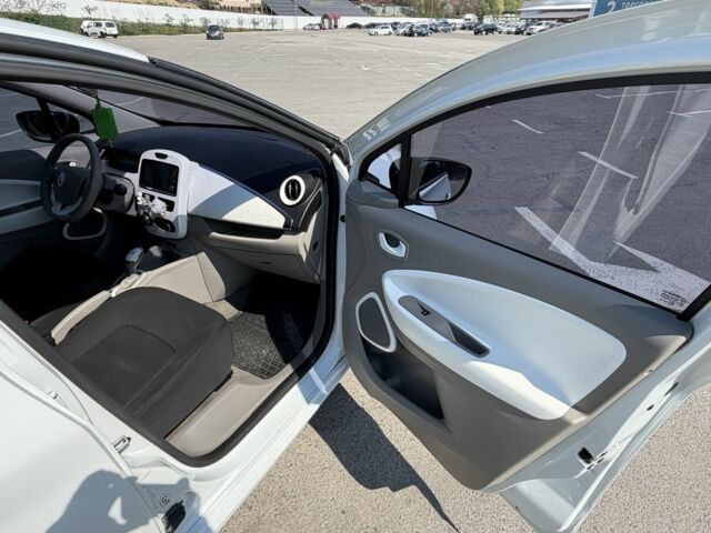 Белый Рено Зое, объемом двигателя 0 л и пробегом 134 тыс. км за 7300 $, фото 6 на Automoto.ua