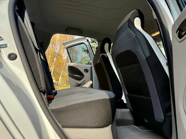 Білий Рено Зое, об'ємом двигуна 0 л та пробігом 68 тис. км за 6965 $, фото 16 на Automoto.ua