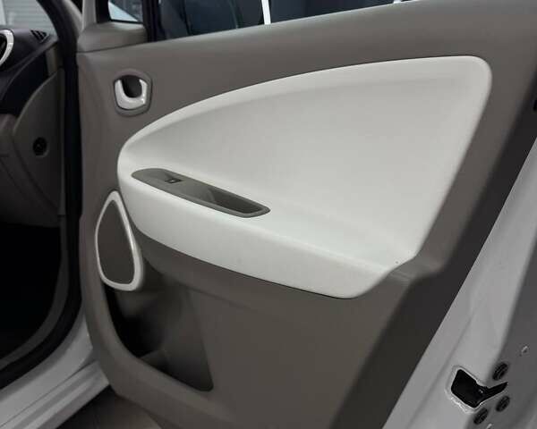 Белый Рено Зое, объемом двигателя 0 л и пробегом 89 тыс. км за 6700 $, фото 19 на Automoto.ua