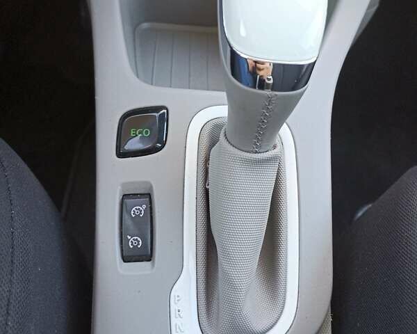 Рено Зое 2015 в Коломые на Automoto.ua Белый Рено Зое, объемом двигателя 0 л и пробегом 88 тыс. км за 6700 $, фото 23 на Automoto.ua