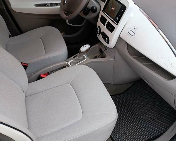 Белый Рено Зое, объемом двигателя 0 л и пробегом 240 тыс. км за 5999 $, фото 7 на Automoto.ua