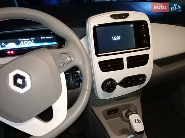 Белый Рено Зое, объемом двигателя 0 л и пробегом 115 тыс. км за 6950 $, фото 4 на Automoto.ua