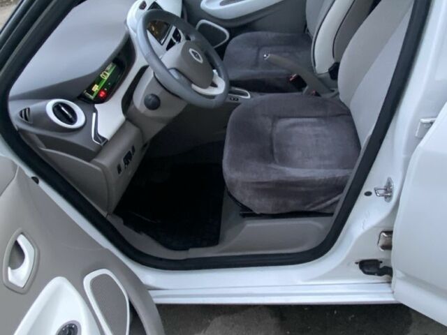 Белый Рено Зое, объемом двигателя 0 л и пробегом 159 тыс. км за 7550 $, фото 6 на Automoto.ua