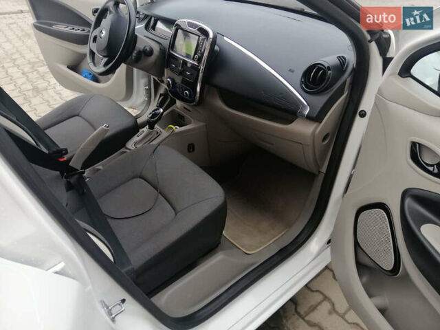 Белый Рено Зое, объемом двигателя 0 л и пробегом 145 тыс. км за 8200 $, фото 21 на Automoto.ua