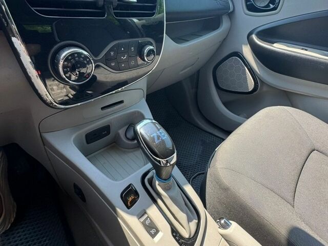 Білий Рено Зое, об'ємом двигуна 0 л та пробігом 170 тис. км за 4900 $, фото 19 на Automoto.ua