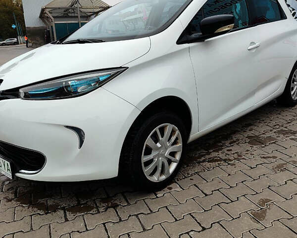 Белый Рено Зое, объемом двигателя 0 л и пробегом 98 тыс. км за 6200 $, фото 1 на Automoto.ua