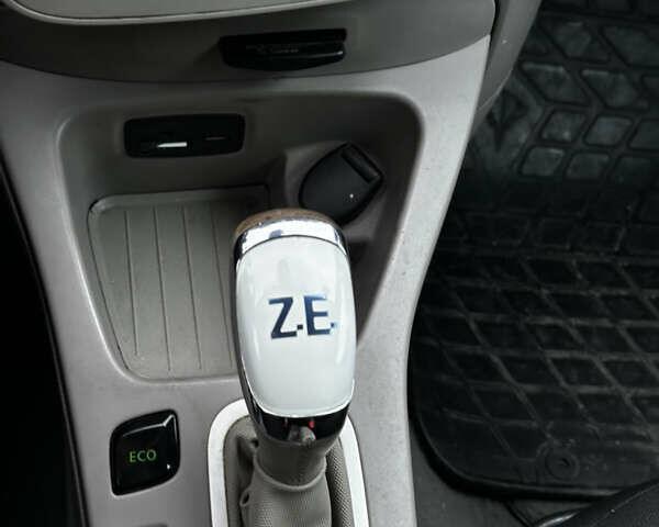 Белый Рено Зое, объемом двигателя 0 л и пробегом 90 тыс. км за 6400 $, фото 7 на Automoto.ua