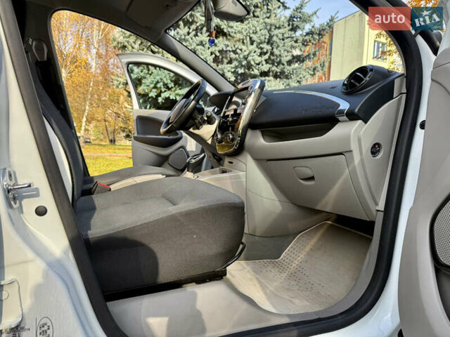 Білий Рено Зое, об'ємом двигуна 0 л та пробігом 68 тис. км за 6976 $, фото 17 на Automoto.ua