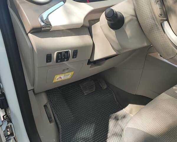 Білий Рено Зое, об'ємом двигуна 0 л та пробігом 70 тис. км за 7200 $, фото 3 на Automoto.ua