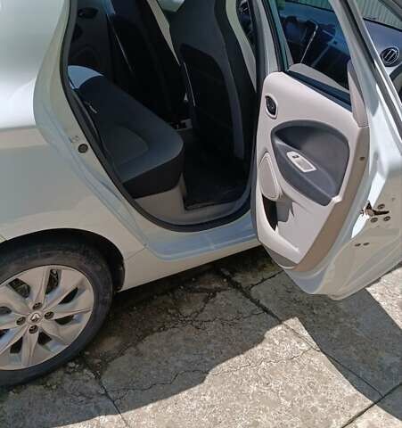 Белый Рено Зое, объемом двигателя 0 л и пробегом 100 тыс. км за 7300 $, фото 10 на Automoto.ua