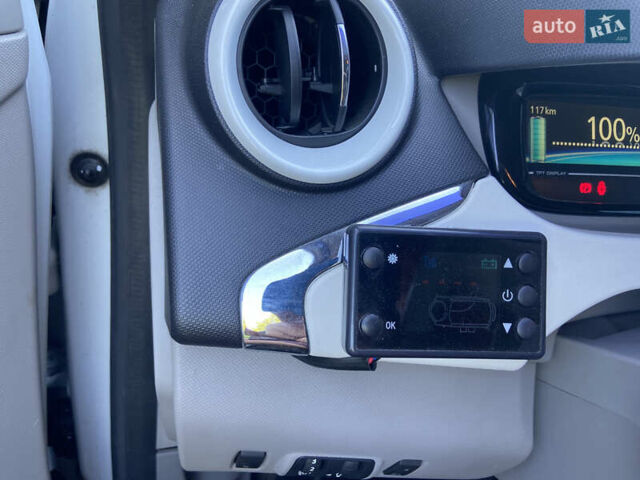 Белый Рено Зое, объемом двигателя 0 л и пробегом 96 тыс. км за 6900 $, фото 8 на Automoto.ua