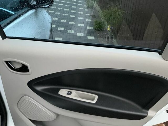 Білий Рено Зое, об'ємом двигуна 0 л та пробігом 68 тис. км за 5800 $, фото 8 на Automoto.ua