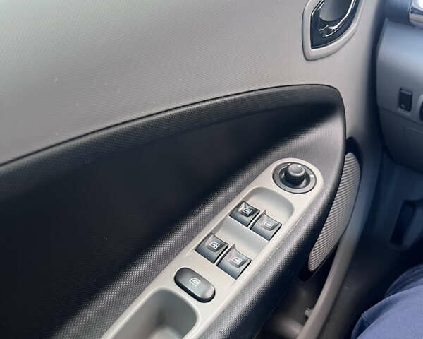 Білий Рено Зое, об'ємом двигуна 0 л та пробігом 98 тис. км за 7200 $, фото 11 на Automoto.ua