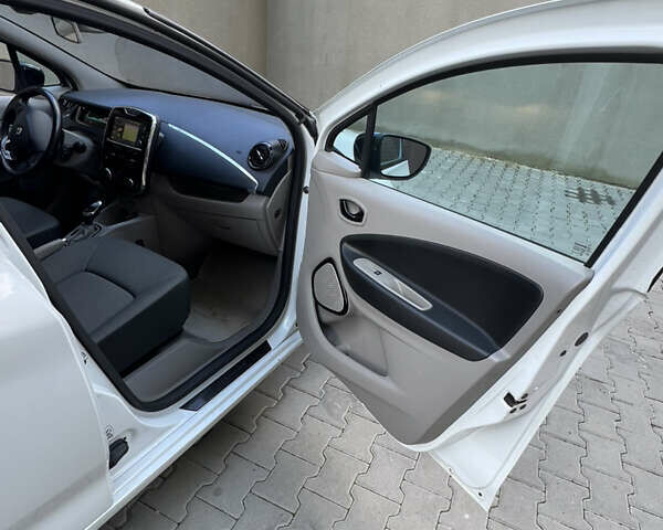 Белый Рено Зое, объемом двигателя 0 л и пробегом 79 тыс. км за 7399 $, фото 9 на Automoto.ua