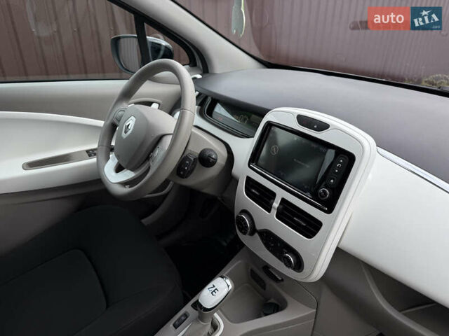 Белый Рено Зое, объемом двигателя 0 л и пробегом 32 тыс. км за 6600 $, фото 21 на Automoto.ua
