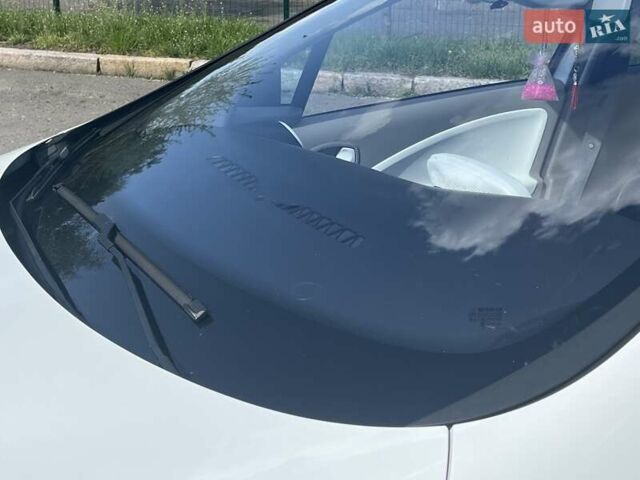 Белый Рено Зое, объемом двигателя 0 л и пробегом 195 тыс. км за 5999 $, фото 11 на Automoto.ua