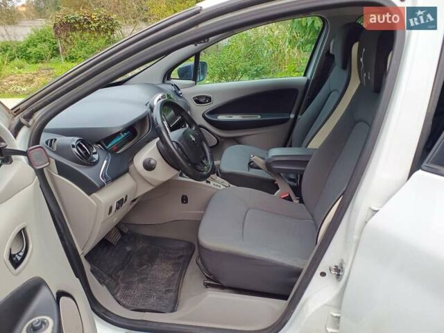 Белый Рено Зое, объемом двигателя 0 л и пробегом 231 тыс. км за 5900 $, фото 13 на Automoto.ua