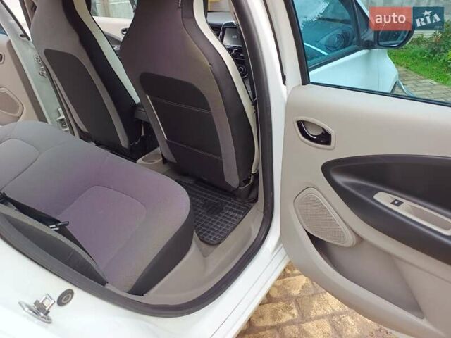 Белый Рено Зое, объемом двигателя 0 л и пробегом 231 тыс. км за 5900 $, фото 21 на Automoto.ua