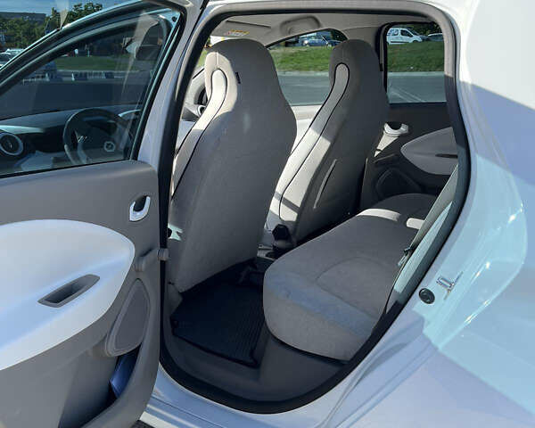 Белый Рено Зое, объемом двигателя 0 л и пробегом 61 тыс. км за 7900 $, фото 4 на Automoto.ua