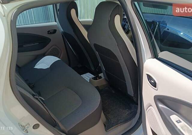 Белый Рено Зое, объемом двигателя 0 л и пробегом 91 тыс. км за 8000 $, фото 7 на Automoto.ua