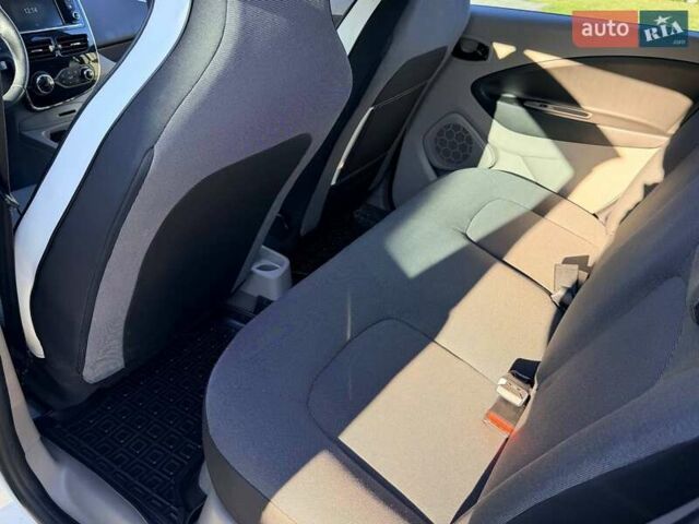 Белый Рено Зое, объемом двигателя 0 л и пробегом 106 тыс. км за 6250 $, фото 14 на Automoto.ua