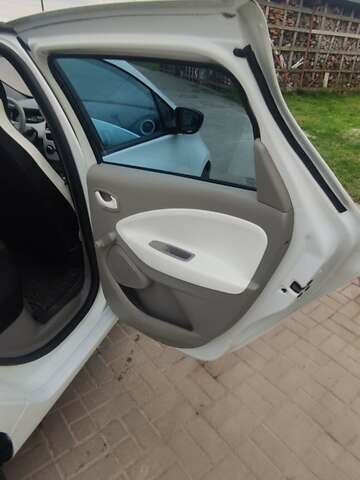 Белый Рено Зое, объемом двигателя 0 л и пробегом 192 тыс. км за 6300 $, фото 15 на Automoto.ua