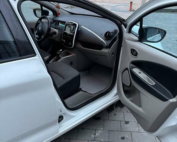 Білий Рено Зое, об'ємом двигуна 0 л та пробігом 124 тис. км за 6900 $, фото 7 на Automoto.ua