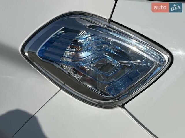 Белый Рено Зое, объемом двигателя 0 л и пробегом 195 тыс. км за 5999 $, фото 17 на Automoto.ua