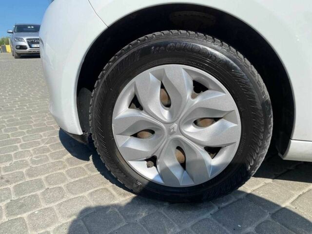 Белый Рено Зое, объемом двигателя 0 л и пробегом 91 тыс. км за 6480 $, фото 13 на Automoto.ua