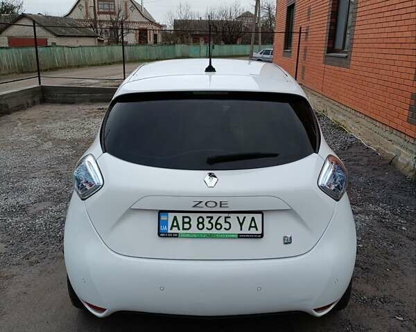 Белый Рено Зое, объемом двигателя 0 л и пробегом 240 тыс. км за 5999 $, фото 3 на Automoto.ua