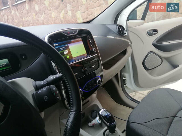 Белый Рено Зое, объемом двигателя 0 л и пробегом 145 тыс. км за 8200 $, фото 15 на Automoto.ua