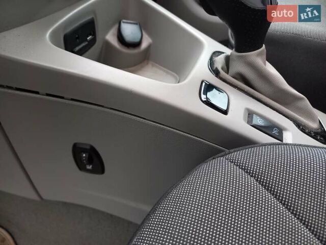 Белый Рено Зое, объемом двигателя 0 л и пробегом 110 тыс. км за 7000 $, фото 8 на Automoto.ua