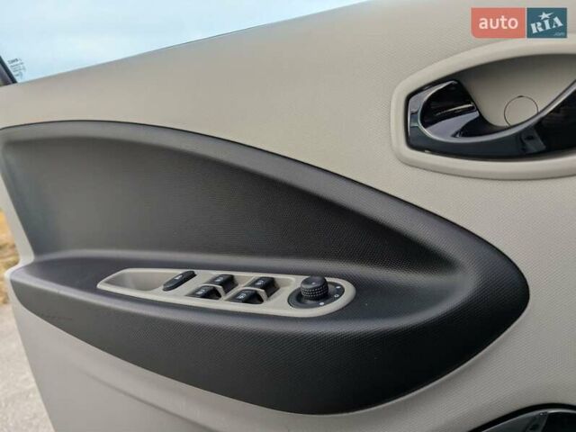 Белый Рено Зое, объемом двигателя 0 л и пробегом 85 тыс. км за 6900 $, фото 32 на Automoto.ua