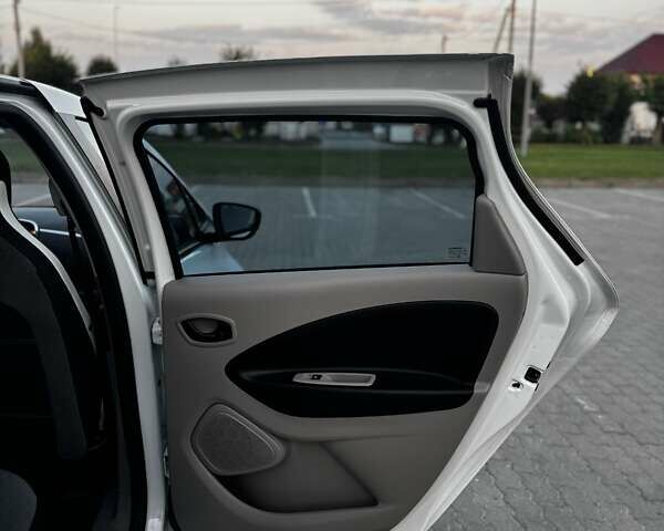 Белый Рено Зое, объемом двигателя 0 л и пробегом 98 тыс. км за 6700 $, фото 16 на Automoto.ua
