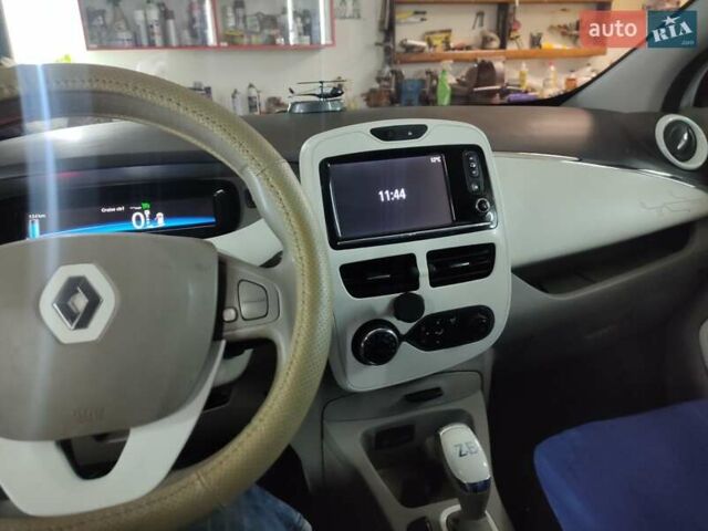 Белый Рено Зое, объемом двигателя 0 л и пробегом 364 тыс. км за 5600 $, фото 3 на Automoto.ua