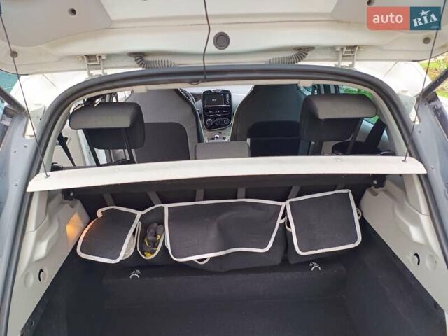 Белый Рено Зое, объемом двигателя 0 л и пробегом 231 тыс. км за 5900 $, фото 20 на Automoto.ua