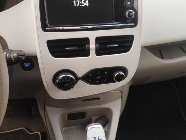 Білий Рено Зое, об'ємом двигуна 0 л та пробігом 15 тис. км за 6700 $, фото 15 на Automoto.ua