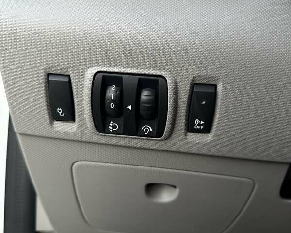 Белый Рено Зое, объемом двигателя 0 л и пробегом 99 тыс. км за 6800 $, фото 33 на Automoto.ua