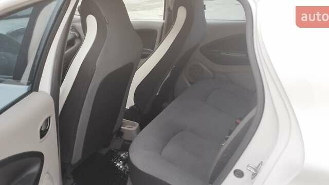Белый Рено Зое, объемом двигателя 0 л и пробегом 94 тыс. км за 7600 $, фото 6 на Automoto.ua