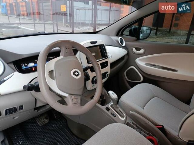 Белый Рено Зое, объемом двигателя 0 л и пробегом 240 тыс. км за 5999 $, фото 5 на Automoto.ua